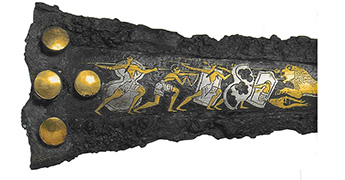 写真：金属を埋め込んだ象嵌の技術を施した剣の飾り